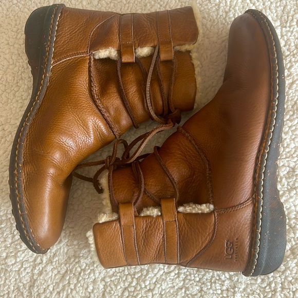 UGG Tan Ankle Boots with Cream Fleece - Picture 4 of 11